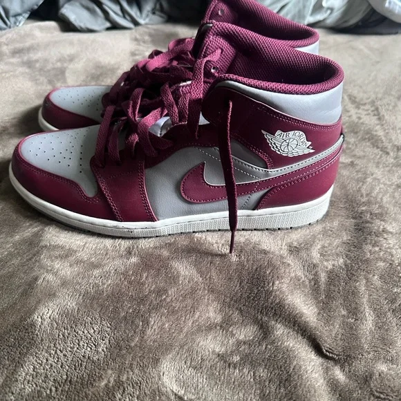 Air Jordan 1 Mids - Picture 4 of 6